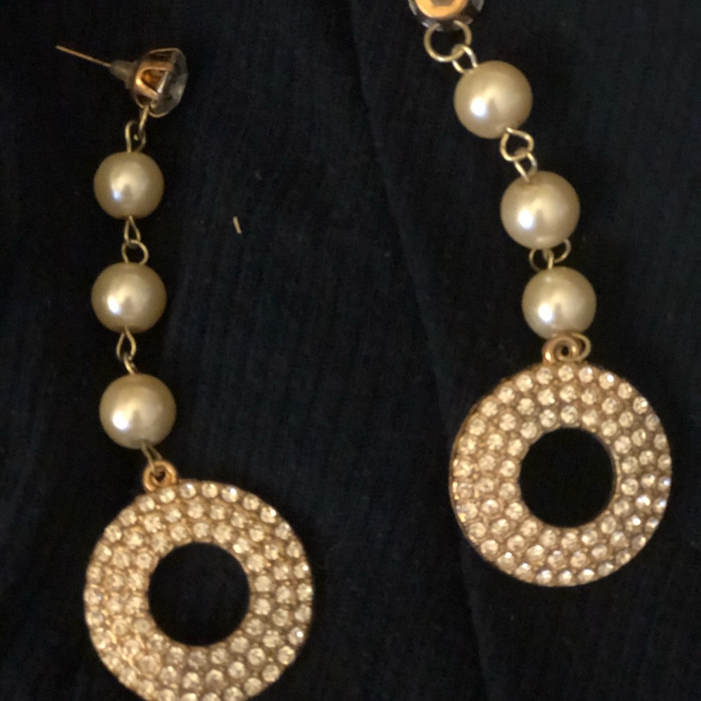 Drop pearl earrings